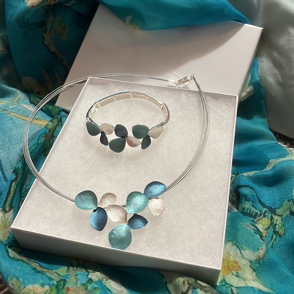 lily blue petals necklace and stretch bracelet set - Picture 2 of 2